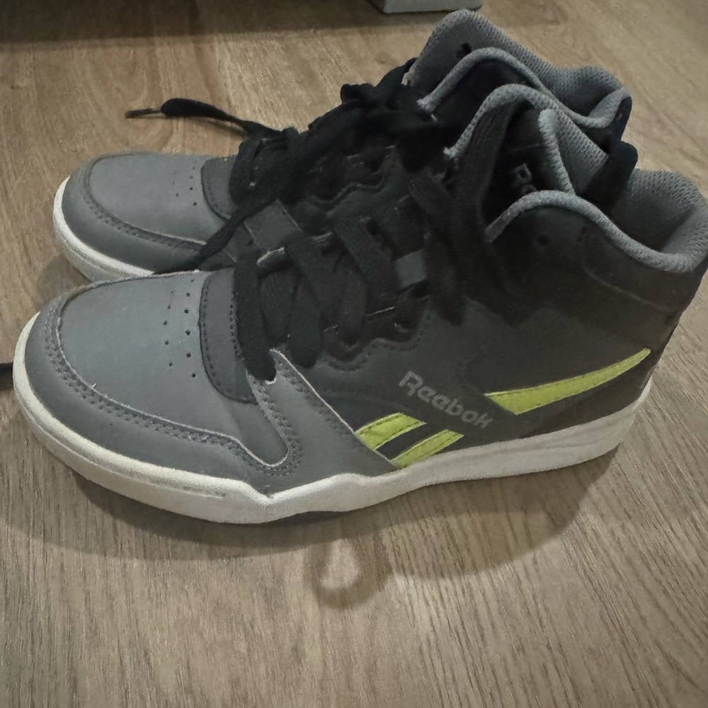 Reebok boys high top shoes size 2